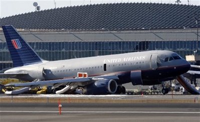 出現起落架故障的客機成功迫降在紐瓦克機場。
